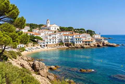 Białe miasteczko nad turkusową zatoką na Costa Brava