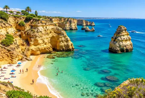 Złote klify i plaża z turkusową wodą w Algarve
