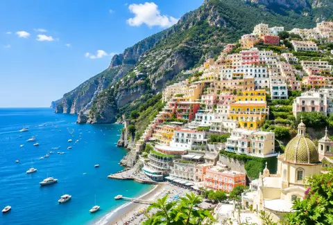 Kolorowe domy Positano na klifach wybrzeża Amalfi